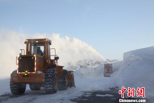 新疆托裏公路人7晝夜打通雪墻8000米解牧民轉(zhuǎn)場(chǎng)之急