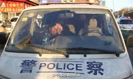 傳銷人員持磚襲警現(xiàn)場(chǎng)曝光 多名民警受傷(組圖)