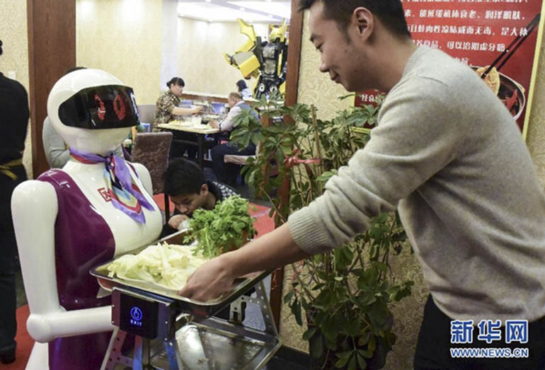 烏魯木齊一餐廳機(jī)器人“上崗”（高清）