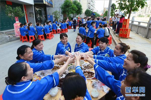 5月7日，廣西百色市田林縣樂裏鎮(zhèn)新昌社區(qū)壯族群眾共進(jìn)百家宴。