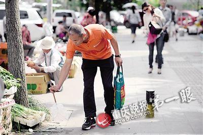 重慶一億萬富豪開豪車每天義務(wù)撿垃圾1小時