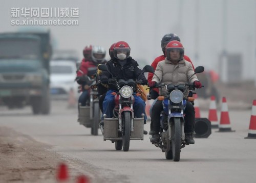 （來自一線的調(diào)查報告·圖文互動）（1）不畏風雨 只為回家——新華社記者隨摩托車大軍千里騎行返鄉(xiāng)記