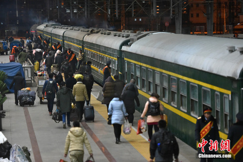 資料圖：2016年1月24日淩晨0點26分，2016年北京西站春運首趟臨時客車，由北京西站開往安慶的3069緩緩駛出站臺。 <a target='_blank'  _fcksavedurl='http://www.chinanews.com/' ></table><p  align=