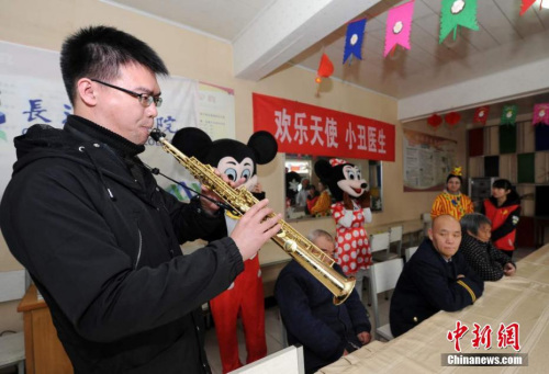 3月5日，山西長(zhǎng)治醫(yī)學(xué)院組織大學(xué)生志願(yuàn)者及“小丑醫(yī)生”走進(jìn)當(dāng)?shù)爻菂^(qū)南山田園養(yǎng)老院。范麗芳 攝