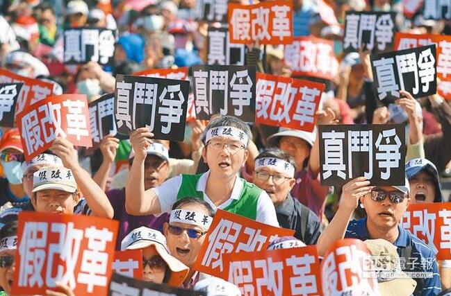 年改上路首日臺(tái)銀被擠爆 最多人問(wèn)“到底怎麼減的？”