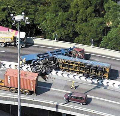 港貨櫃車翻側(cè)壓住鄰線貨車駕駛室司機(jī)遭腰斬慘死