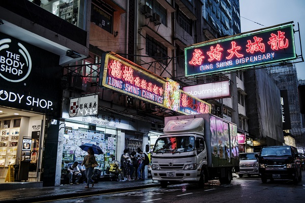 港媒稱(chēng)香港名藥房成大陸游客聖地 山寨店四起