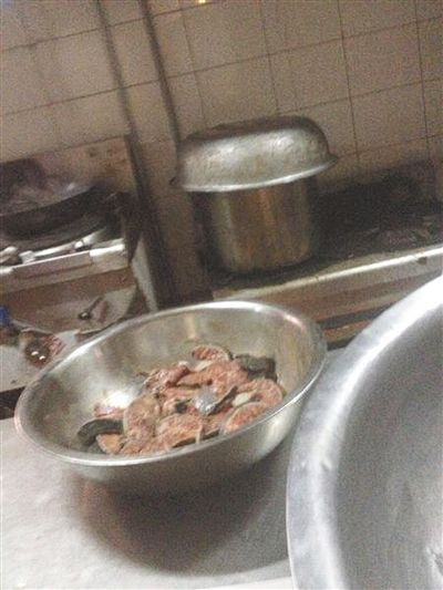 記者臥底烤肉店 肉類剩菜端回後廚整理再上餐臺(tái)