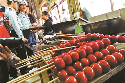 爛水果做糖葫蘆 城管取締黑窩點(diǎn)