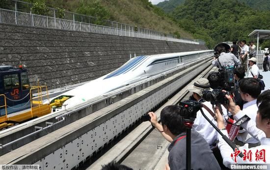 　資料圖：日本最新型磁懸浮新幹線列車“L0型”此前在甲府向媒體公開。