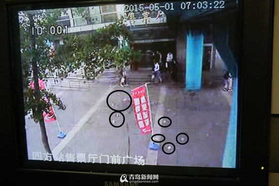 老漢20張百元大鈔被風(fēng)吹跑遭哄搶 到手少400(圖)