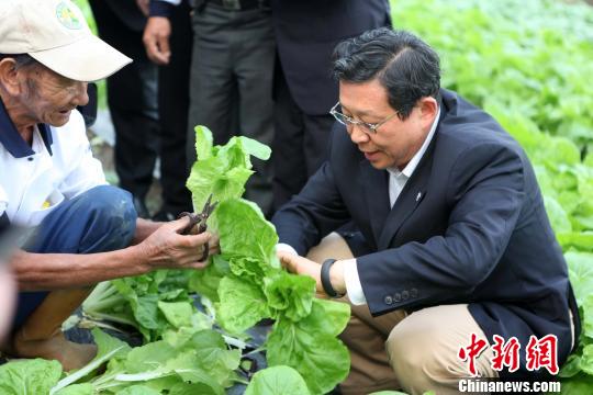 陳德銘屏東訪農(nóng)業(yè)笑言送“錢”來