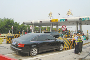 司機(jī)看美女走神撞上收費(fèi)站安全島（圖）