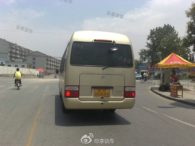 看車牌這車值百萬(wàn) 近看幾萬(wàn)?揚(yáng)州霸氣路虎