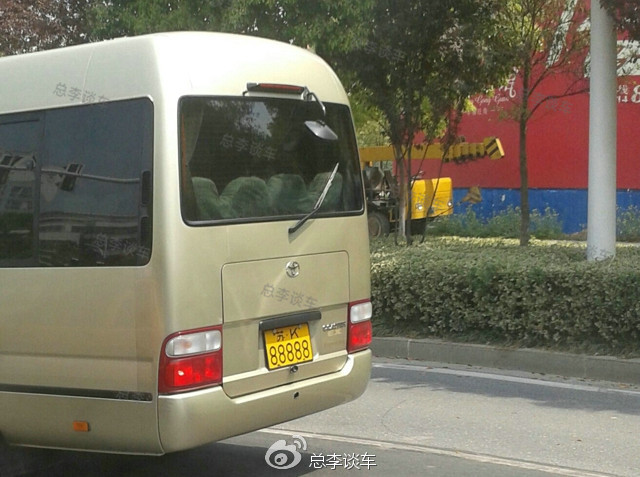 看車牌這車值百萬(wàn) 近看幾萬(wàn)?揚(yáng)州霸氣路虎