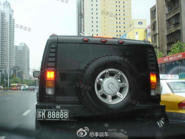 看車牌這車值百萬(wàn) 近看幾萬(wàn)?揚(yáng)州霸氣路虎