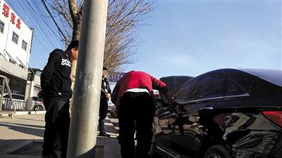 3月14日，二手車平臺(tái)檢測(cè)人員正在檢測(cè)一輛“調(diào)表車”。