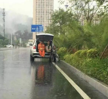 民警陪環(huán)衛(wèi)工避雨