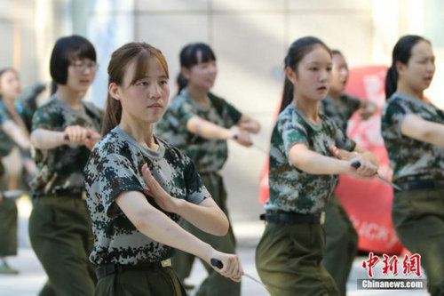 鄭州大學(xué)軍訓(xùn)設(shè)女子匕首連 妹子秒變女漢子