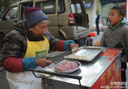 八旬老人賣餛飩十年不漲價