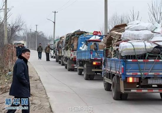 1月16日，執(zhí)法人員在一處生産假冒醬油的窩點(diǎn)查處的涉案物資裝滿了五輛貨車。