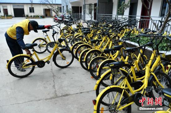 資料圖：2月20日，一批損壞的共用單車停在昆明市區(qū)一個院子內(nèi)等待被修理後返回市場，這裡是共用單車的“療養(yǎng)院”。<a target='_blank'  _fcksavedurl='http://www.chinanews.com/'></p></table><p  align=