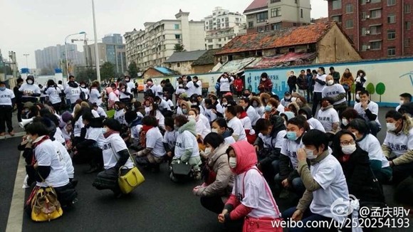 金華萬達業(yè)主集體下跪維權(quán)要求退房 警察出動（圖）