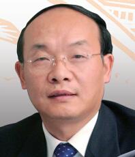 一汽集團董事長徐平 58歲的徐平1982年進入第二汽車製造廠，經(jīng)過28年的摸爬滾打，2010年成為東風汽車董事長、黨委書記。徐平曾一手主導(dǎo)東風的“大自主”戰(zhàn)略，被汽車界稱為東風汽車發(fā)展的大功臣。