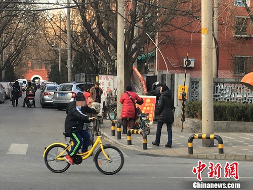 兒童騎車上路的現(xiàn)象越來越普遍。湯琪 攝