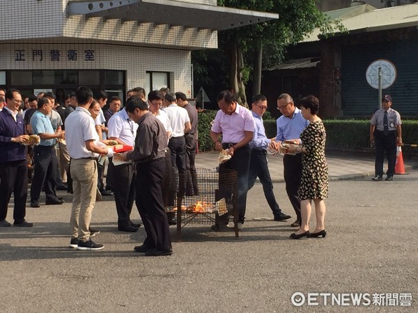 中元節(jié)郭臺銘率主管祭祀 燒綠色百元美鈔紙錢（圖）