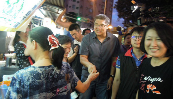 連勝文到寧夏夜市掃街拜票，許多民眾和大陸游客搶著握手拍照