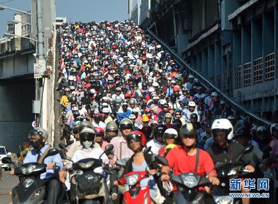 臺(tái)北：上班族騎機(jī)車過橋如“機(jī)車瀑布”（圖）