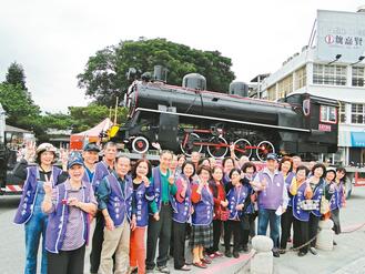 花蓮古董火車頭“回娘家”鐵道迷一路跟拍（圖）