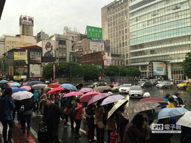 下雨斷線致旅客滯留 民眾抱怨“臺(tái)鐵是紙糊的嗎”（組圖）