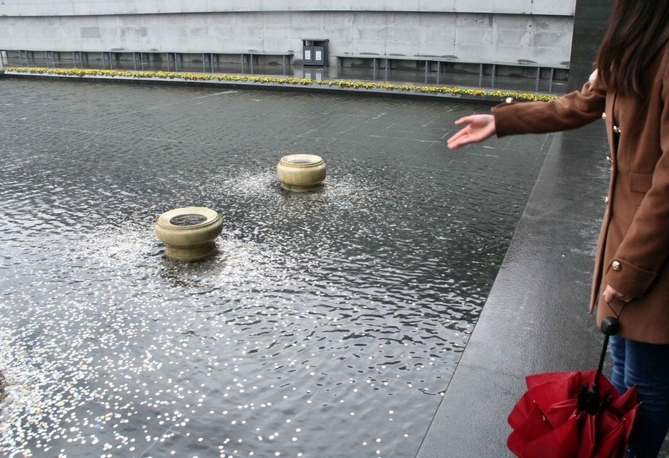 南京大屠殺紀(jì)念館被丟硬幣地鐵票 瞬間變身許願(yuàn)池