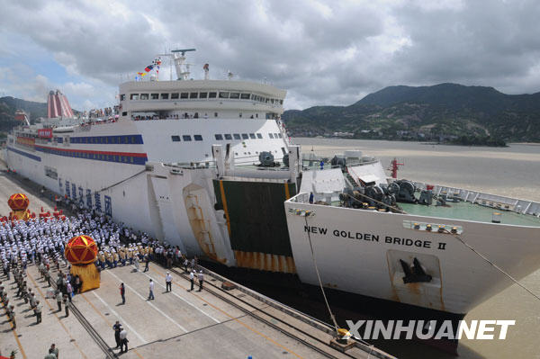 7月13日，滿載旅客的“新金橋Ⅱ”豪華客滾輪準(zhǔn)備駛離福州港馬尾客運碼頭。