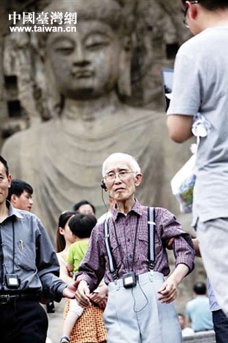 余光中在龍門(mén)參觀