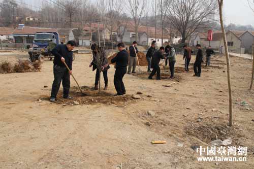 市臺(tái)辦機(jī)關(guān)組織義務(wù)植樹(shù)活動(dòng)