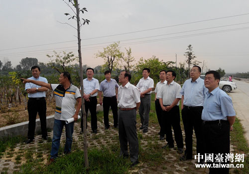 考察團一行在聽取海峽兩岸科技合作中心負責(zé)人介紹園區(qū)建設(shè)規(guī)劃情況