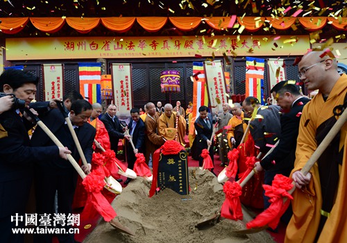 星雲(yún)大師為真身殿重建揮土奠基