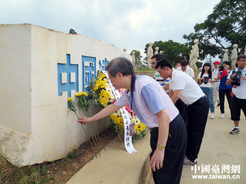 兩岸媒體向抗戰(zhàn)英烈鮮花