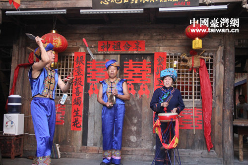 採訪團(tuán)觀看女兒城非物質(zhì)文化遺産表演