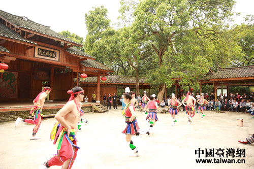 4月10日，臺灣花蓮縣少數(shù)民族代表團(tuán)在劉三姐故鄉(xiāng)表演原住民舞蹈