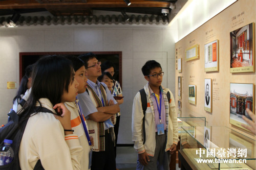 臺(tái)東縣海端小學(xué)師生觀看臺(tái)灣會(huì)館展覽