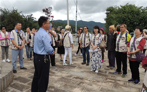 圖為巍山縣永建鎮(zhèn)永安村扶貧工作隊(duì)員為交流團(tuán)一行介紹扶貧工作