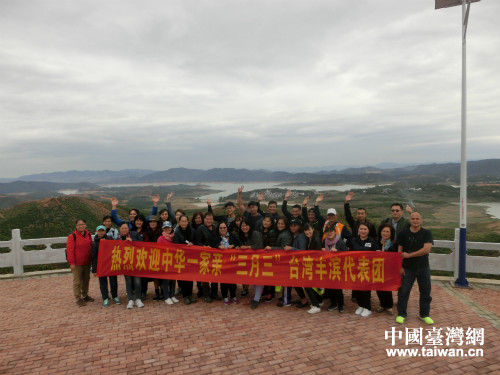 花蓮縣豐濱鄉(xiāng)少數(shù)民族代表團在芒果示範區(qū)合影