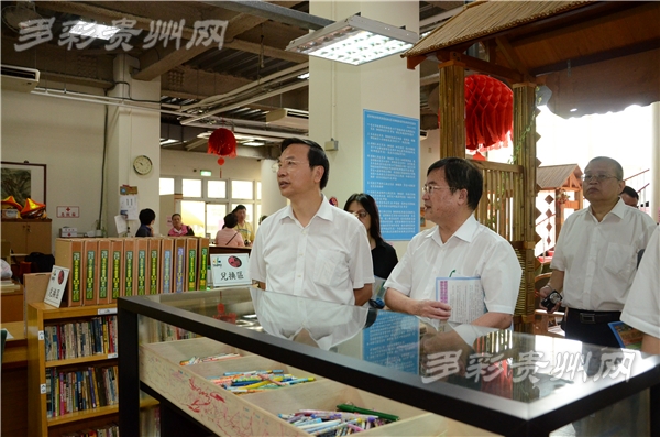 考察團(tuán)一行考察內(nèi)湖再生傢具展示場(chǎng)