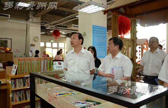 參訪團一行實地考察內(nèi)湖再生傢具展示場