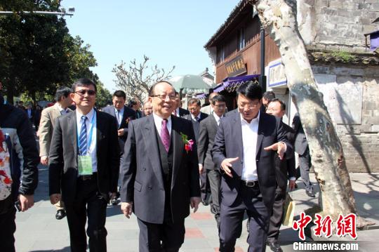 圖為蔣孝嚴(yán)在蔣氏故居豐鎬房祭祖並赴摩訶殿掃墓.　林波　攝src=