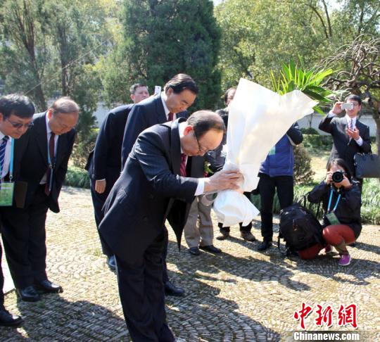 圖為蔣孝嚴(yán)在蔣氏故居豐鎬房祭祖並赴摩訶殿掃墓.　林波　攝src=